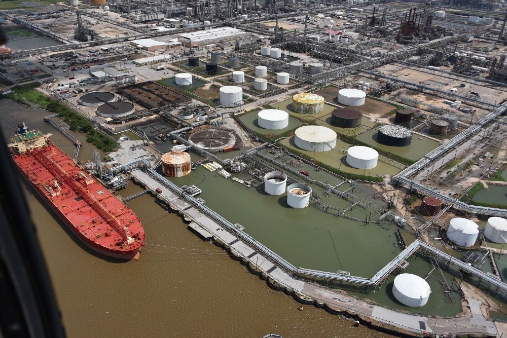 Vista aérea tomada desde un helicóptero que muestra el estado en el que ha quedado el puerto de Houston.