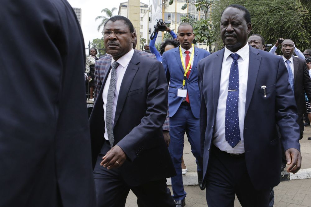 El líder de la coalición opositora Súper Alianza Nacional (NASA, por sus siglas en inglés), Raila Odinga (d).