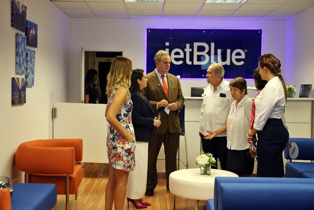 El presidente ejecutivo de la aerolínea estadounidense jetBlue, Robin Hayes (c-i) y el director de Negocios, Riesgos y Comercial de la Corporación de la Aviación de Cuba, Ibrahim Ferradaz (c-d).