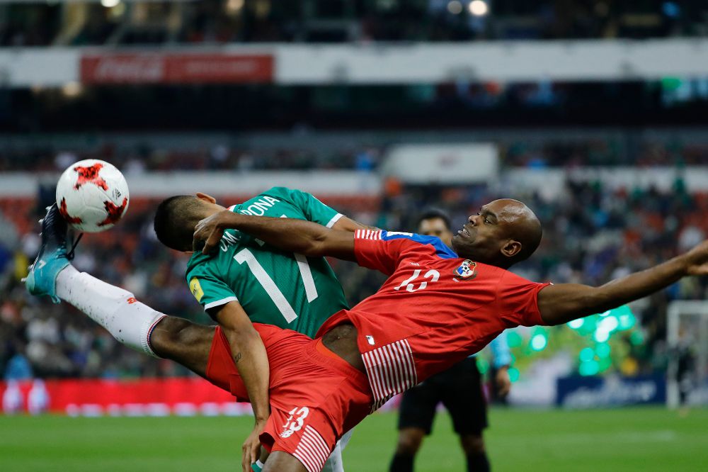 El jugador de México Jesús Manuel Corona (i) y Adolfo Machado (d) de Panamá pelean por un balón.