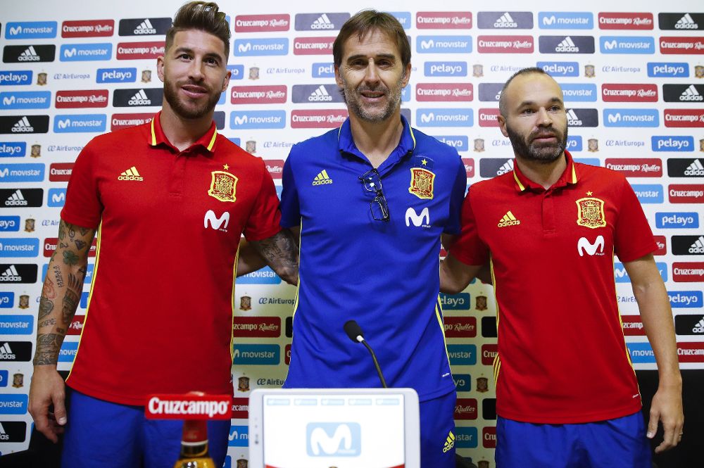 El entrenador de la selección española de fútbol, Julen Lopetegui (c), acompañado por los capitales, Sergio Ramos (i) y Andrés Iniesta.