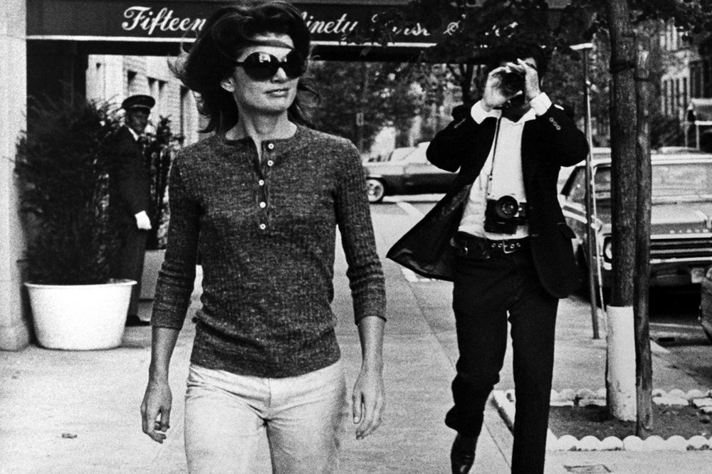 Jackie Kennedy paseando por la Avenida Madison de Nueva York, cuando ya era viuda de John F. Kennedy, tomada por Ron Galella en octubre de 1971, que forma parte de la exposición.
