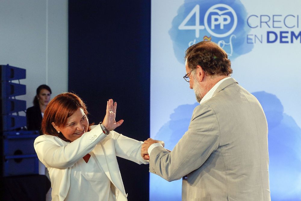 El presidente del PP, Mariano Rajoy, saluda a la presidenta del PPCV, Isabel Bonig.