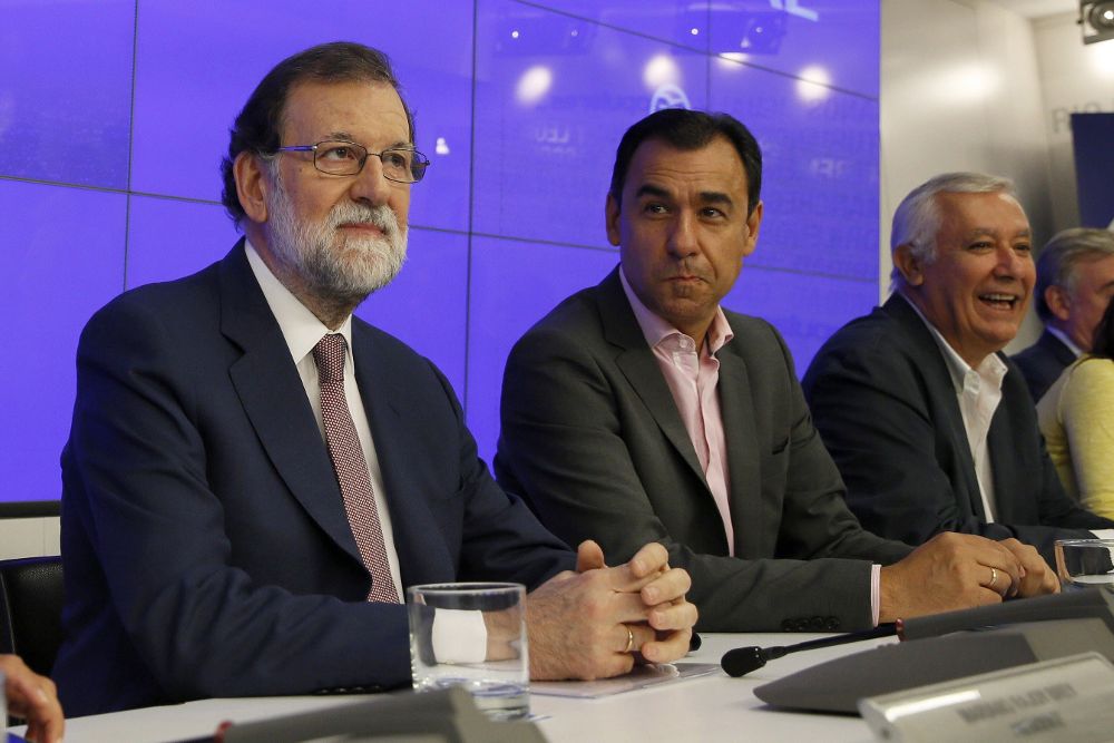 El presidente del Gobierno y del Partido Popular, Mariano Rajoy (i), junto al coordinador general, Fernando Martínez-Maillo (2d), y el vicesecretario Javier Arenas.