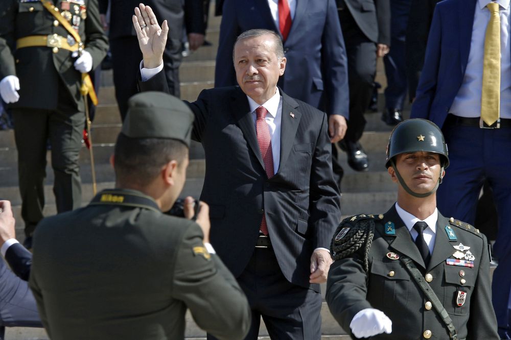El presidente turco, Recep Tayyip Erdogan (c).