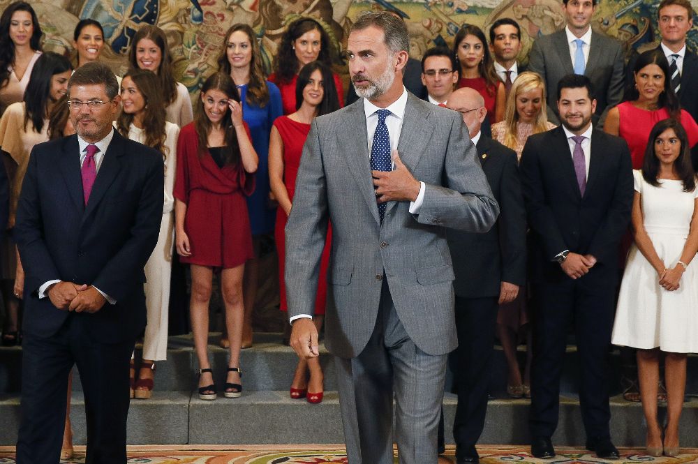 El Rey Felipe, junto al ministro de Justicia, Rafael Catalá (i), tras posar con los integrantes de la LVI Promoción de Ingreso en la Carrera Fiscal.