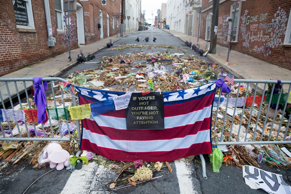 Flores, velas y mensajes en memoria de Heather Heyer, fallecida tras el atropello de un neonazi mientras participaba en una manifestación antirracista, en Charlottesville, Virginia (Estados Unidos).