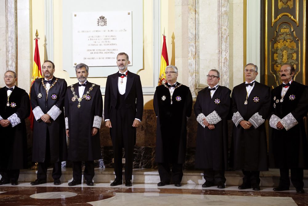El rey Felipe VI acompañado por el presidente del Tribunal Supremo y del Consejo General del Poder Judicial, Carlos Lesmes (3i), y los magistrados Francisco Marín Castán (i), Manuel Marchena Gómez (2i), Luis María Díez-Picazo (4d), y Benito Gálvez Acosta, entre otros.
