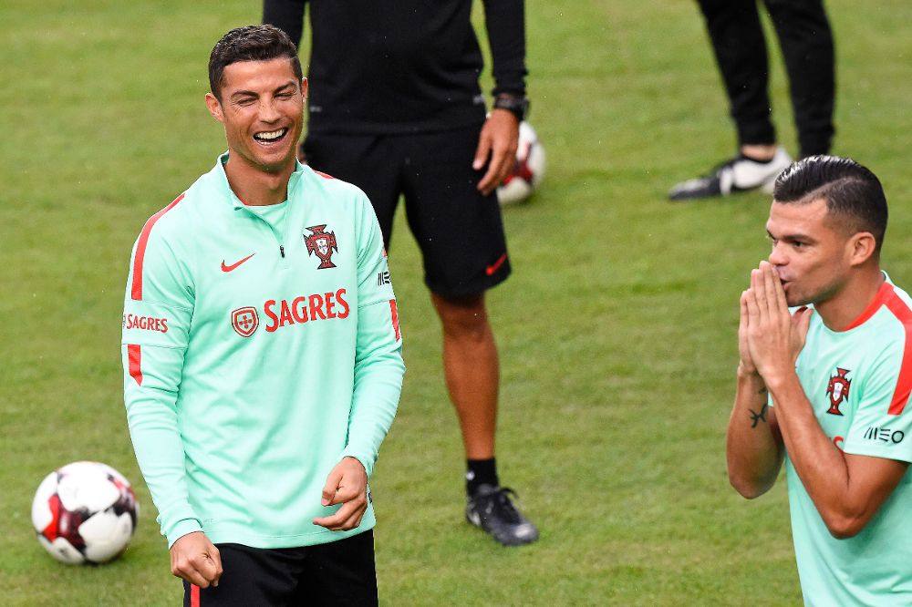 Cristiano Ronaldo (i) y Pepe.
