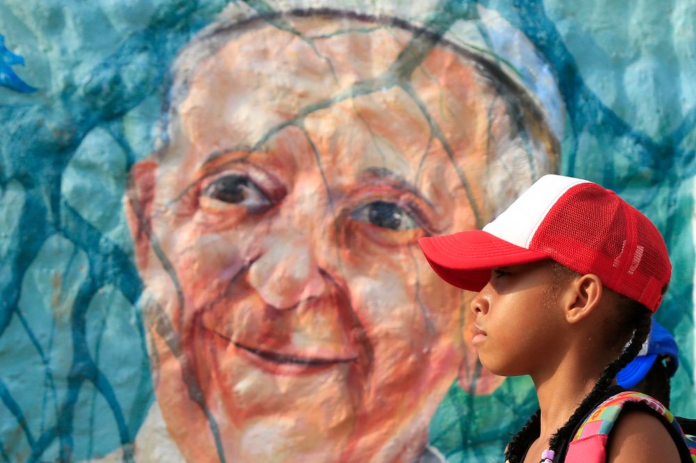 Fotografía de una niña frente a una imagen del papa Francisco este viernes, 1 de septiembre de 2017, en Cartagena. 