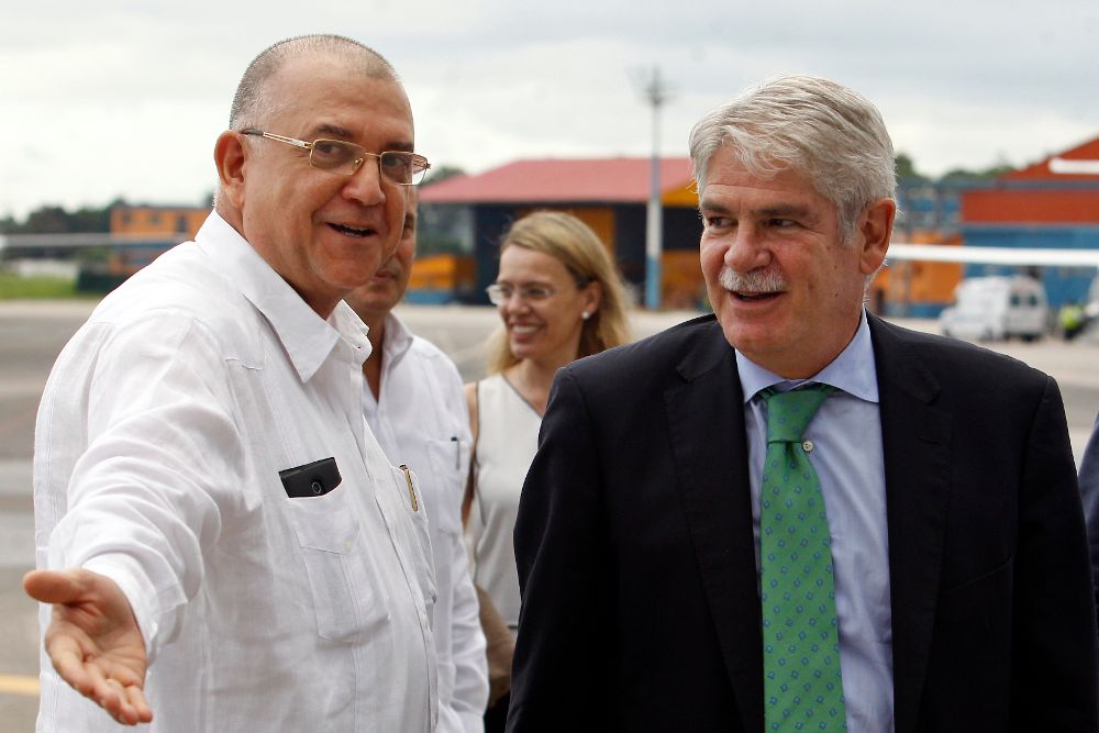 El ministro de Asuntos Exteriores y de Cooperación de España, Alfonso María Dastis (d), es recibido por el director general de la Dirección de Asuntos Bilaterales de la cancillería cubana, Armando Vergara Bueno.