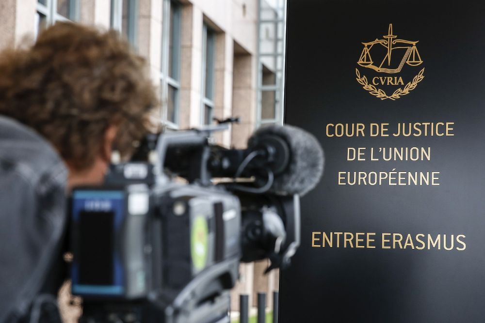 Un operador de cámara toma imágenes del Tribunal de Justicia de la Unión Europea (TJUE) en Luxemburgo.