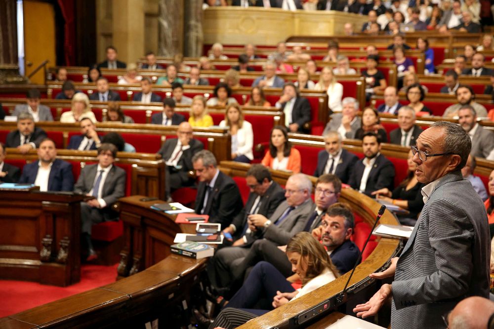 El portavoz de Catalunya Si que es pot, Joan Coscubiela (d), interviene hoy en pleno del Parlament para pedir que no se amplíe del orden del día el pleno para incluir la ley del referéndum.