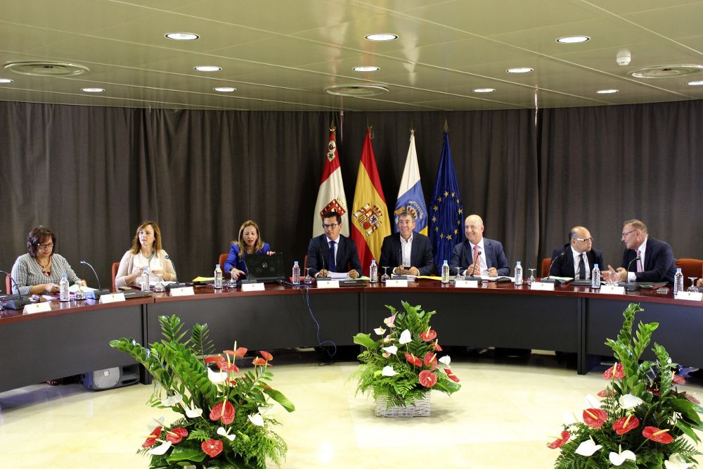 El presidente del Gobierno de Canarias, Fernando Clavijo, presiden la reunión del Consejo de Gobierno celebrada hoy en San Sebastián de La Gomera.