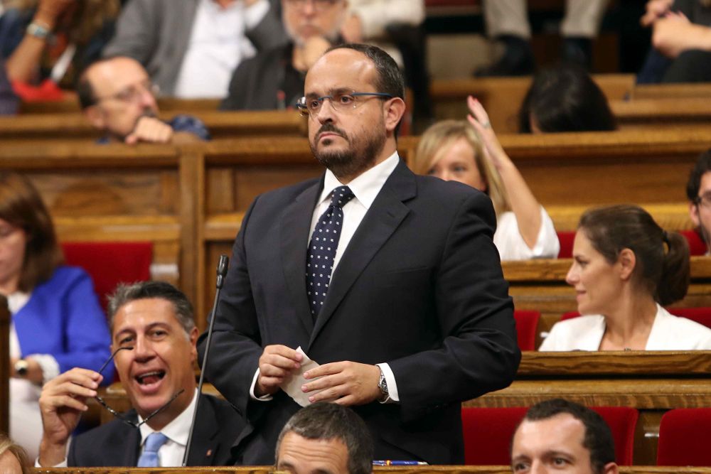 El portavoz del grupo parlamentario del PPC, Alejandro Fernández, junto al presidente del grupo Xavier García Albiol (i) interviene en pleno del Parlament.