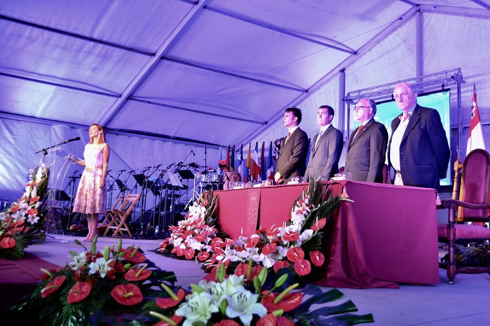 Mesa presidencial y presentación del acto del 525 aniversario de la partida de Colón.