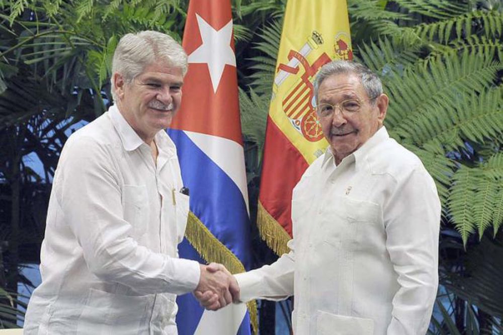 Fotografía cedida por el Granma, el órgano oficial del Partido Comunista, donde se ve al presidente de Cuba Raúl Castro (d) saludando al ministro de Asuntos Exteriores y de Cooperación de España Alfonso Dastis.