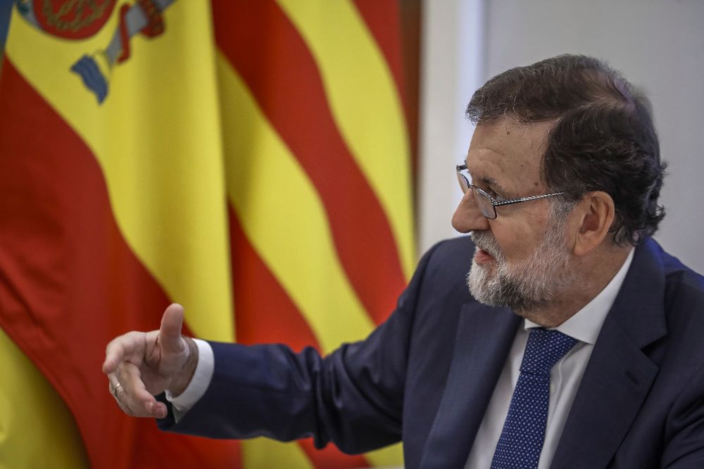 El presidente del Gobierno, Mariano Rajoy, durante la reunión que ha mantenido con el presidente de la Generalitat, Ximo Puig, hoy en el Palacio de la Moncloa.