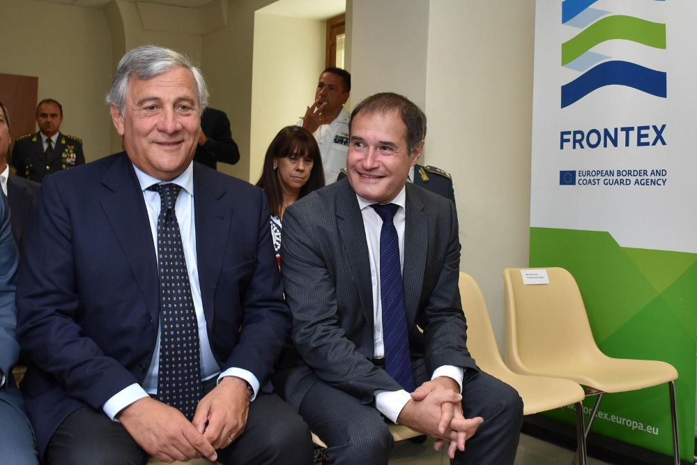 El presidente del Parlamento Europeo, Antonio Tajani (i), con el director ejecutivo de la Agencia Europea de Fronteras, Fabrice Leggeri.