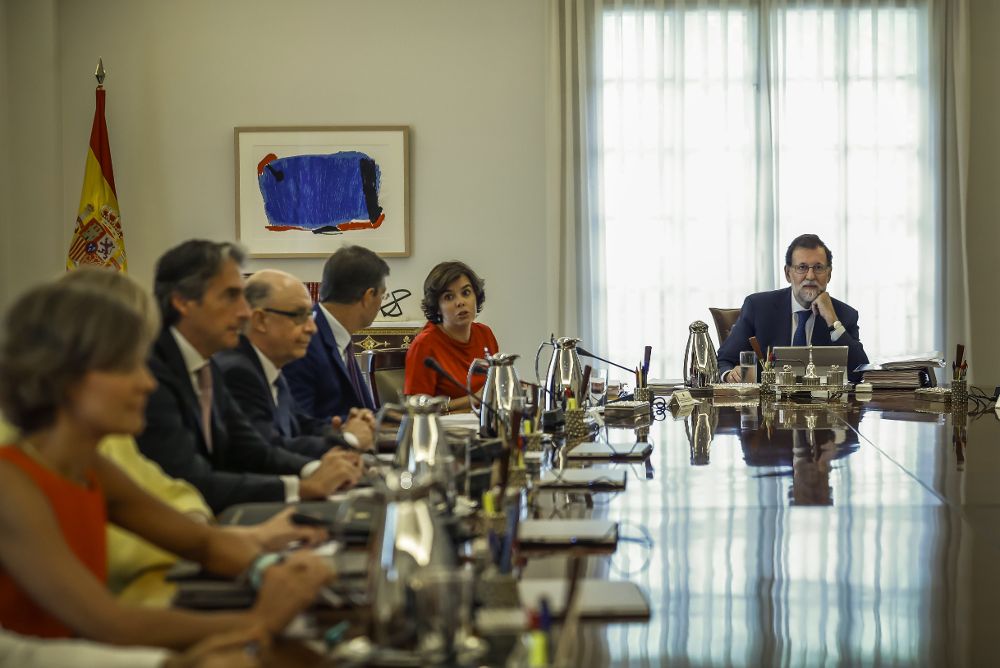 El presidente del Gobierno, Mariano Rajoy,d., durante la reunión extraordinaria del Consejo de Ministros celebrada hoy.
