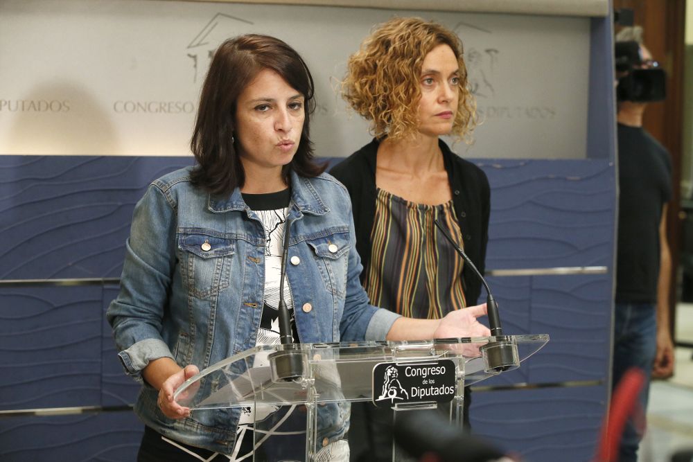 La vicesecretaria general del PSOE, Adriana Lastra (iz), y la diputada del PSC y miembro de la dirección del grupo Meritxell Batet,durante su comparecencia ante los .
