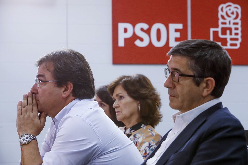 Patxi López, el presidente de la Junta de Extremadura, Guillermo Fernández Vara; y Carmen Calvo.