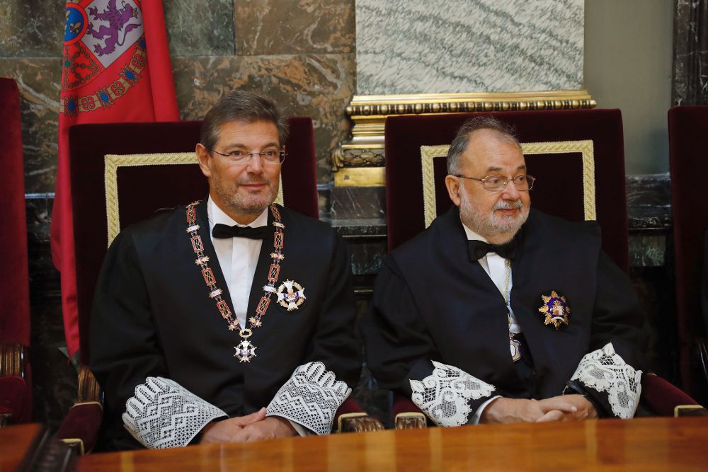 El ministro de Justicia, Rafael Catalá (i), y el vicepresidente del Tribunal Supremo, Ángel Juanes Peces.