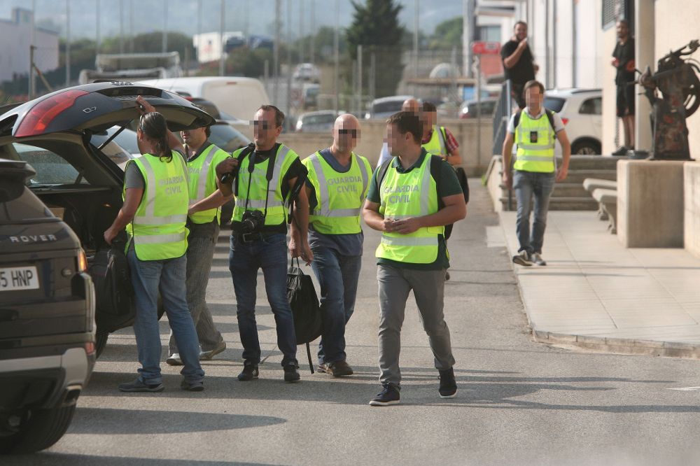 Agentes de la Guardia Civil salen tras el registro de las instalaciones de la imprenta de Constantí (Tarragona).