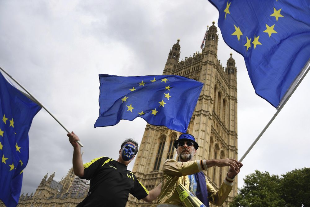 Manifestantes pro Unión Europea (UE) protestan ante el Parlamento, donde se debate el proyecto de ley de la Gran Derogación, que convertirá en británicas las leyes comunitarias tras la salida del Reino Unido de la UE en 2019, en Londres, Reino Unido, el 7 de septiembre del 2017. La Ley de la Gran Derogación es un paso significativo en el proceso hacia el "brexit", pues prepara el terreno legal en el Reino Unido para dicho divorcio, que, según el calendario previsto, debería consumarse el 29 de marzo de 2019.