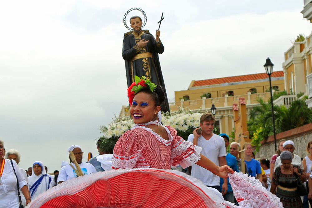 Vista de la imagen de San Pedro Claver, durante una procesión que recorrió las calles del centro histórico de Cartagena (Colombia) hoy, sábado 9 de septiembre de 2017.