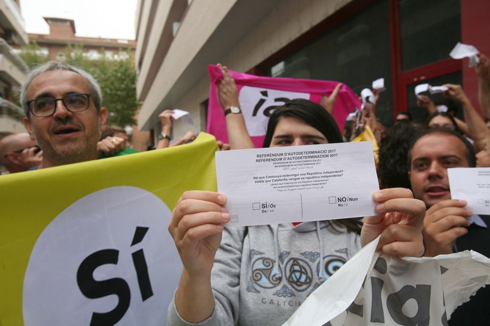 Un grupo de personas se manifiesta en la sede del semanario El Vallenc.
