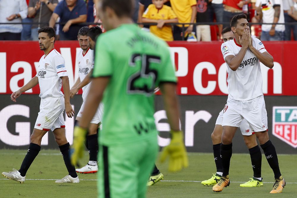 Paulo Henrique Ganso (d), del Sevilla, lanza un beso a la grada tras marcar el primer gol al Eibar.
