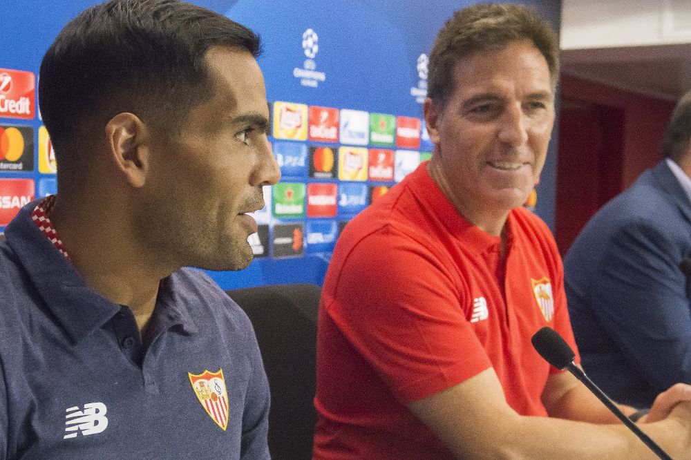 El entrenador del Sevilla FC, Eduardo Berizzo (d), acompañado del defensa Gabriel Mercado.