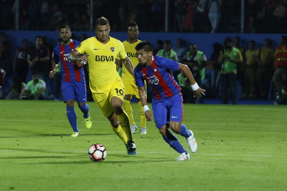 El jugador de Cerro Porteño Marcos Riveros (d) disputa un balón con Edwin Cardona (i) de Boca Juniors.