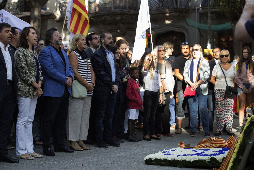 La expresidenta del Parlament de Catalyunya Nuria de Gispert(4ªi), junto al partido Democrates de Catalunya durante la ofrenda floral a Casanova