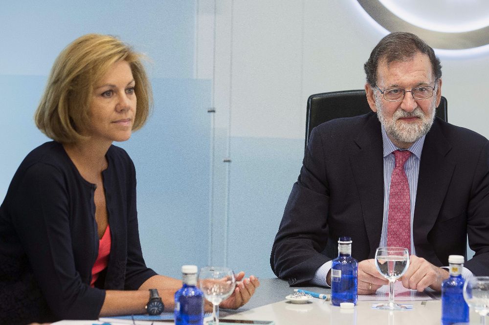 Mariano Rajoy(d) y la ministra de Defensa, María Dolores de Cospedal.