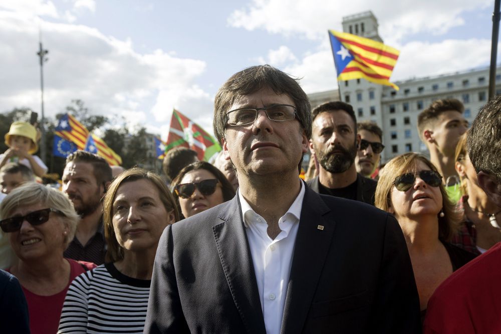 El presidente de la Generalitat de Cataluña, Carles Puigdemont (c), y la presidenta del Parlament, Carme Forcadell (i).