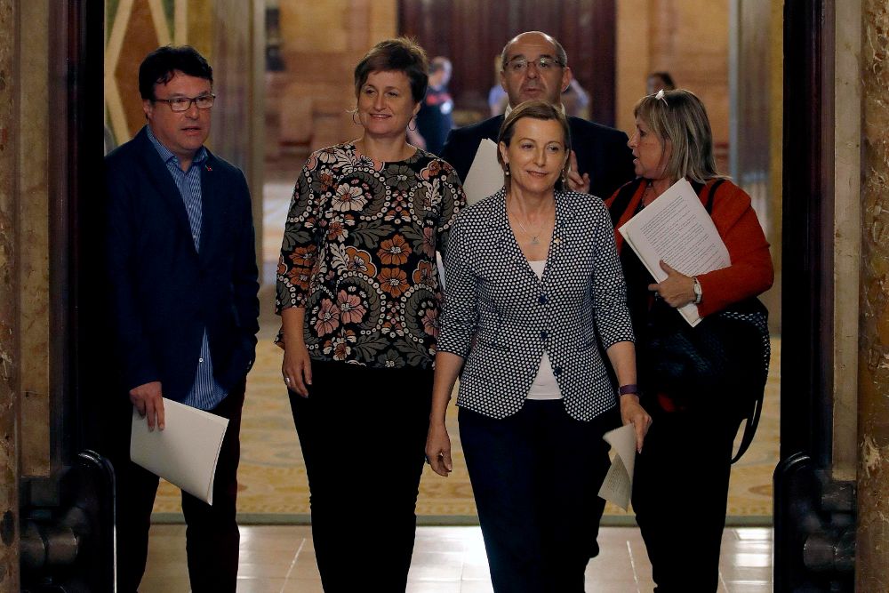 La presidenta del Parlament de Cataluña, Carme Forcadell (c), su vicepresidente, Lluis Ginó (2d), y los secretarios Anna Simó (2i), Joan Jospe Nuet (i), y Ramona Barrufet (d).