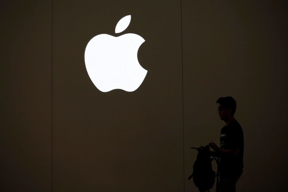 Un hombre pasa junto a un logotipo de la empresa estadounidense Apple en Taipéi (Taiwán).