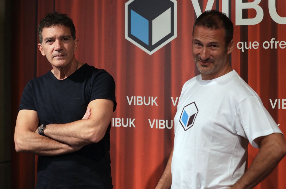 El actor Antonio Banderas acompañado por el presidente de VIBUK, Jorge Martínez (d).