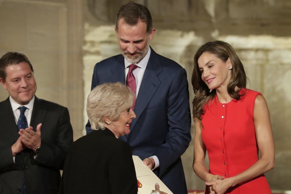 La actriz Concha Velasco, tras recibir de manos del Rey Felipe, junto a la Reina Letizia, el Premio Nacional de Cultura 2016.