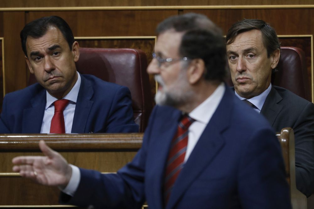 El portavoz del PP en el Congreso, Rafael Hernando (d), y el diputado popular, Fernando Martínez-Maíllo (i), escuchan la intervención del presidente del Gobierno, Mariano Rajoy, durante la sesión de control al Ejecutivo celebrada hoy en la Cámara Baja.