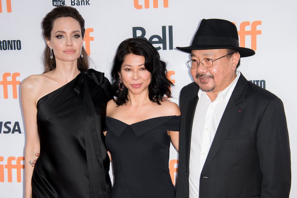 La actriz y directora estadounidense Angelina Jolie (i) posa junto a la autora camboyana Loung Ung (c) y el productor camboyano Rithy Panh.