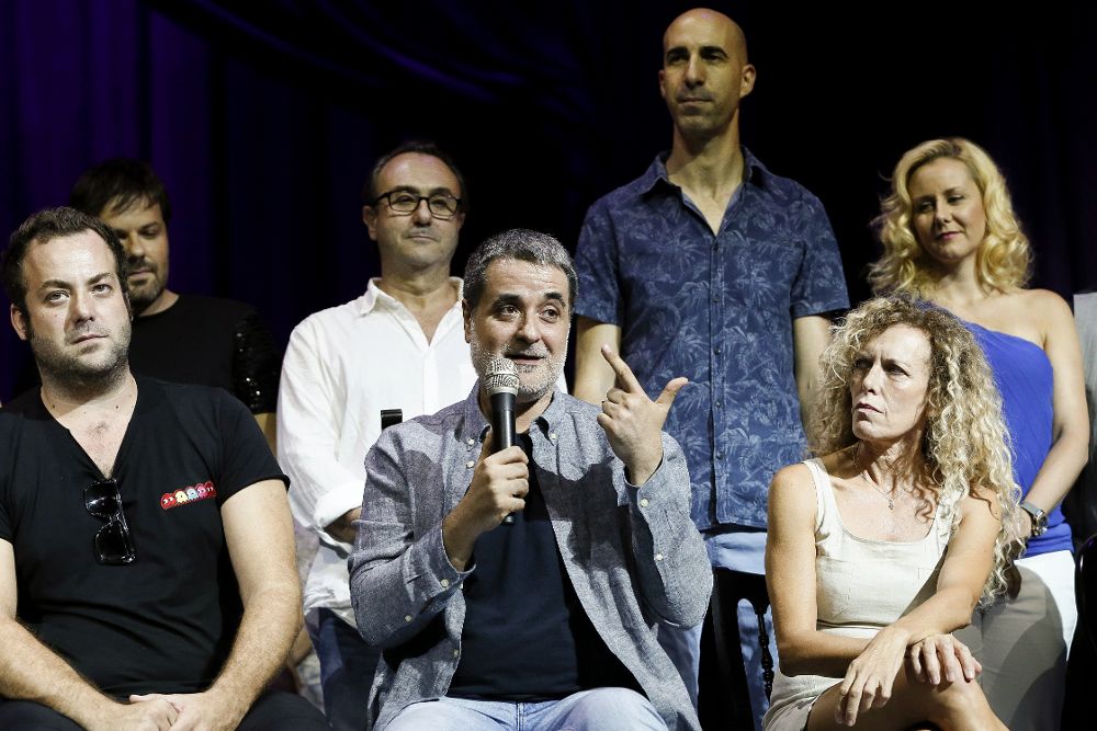 El productor Iñaki Fernández (i), el director Esteve Ferrer (c) y la actriz Carmen Conesa (d), entre el equipo técnico y artístico del espectáculo.