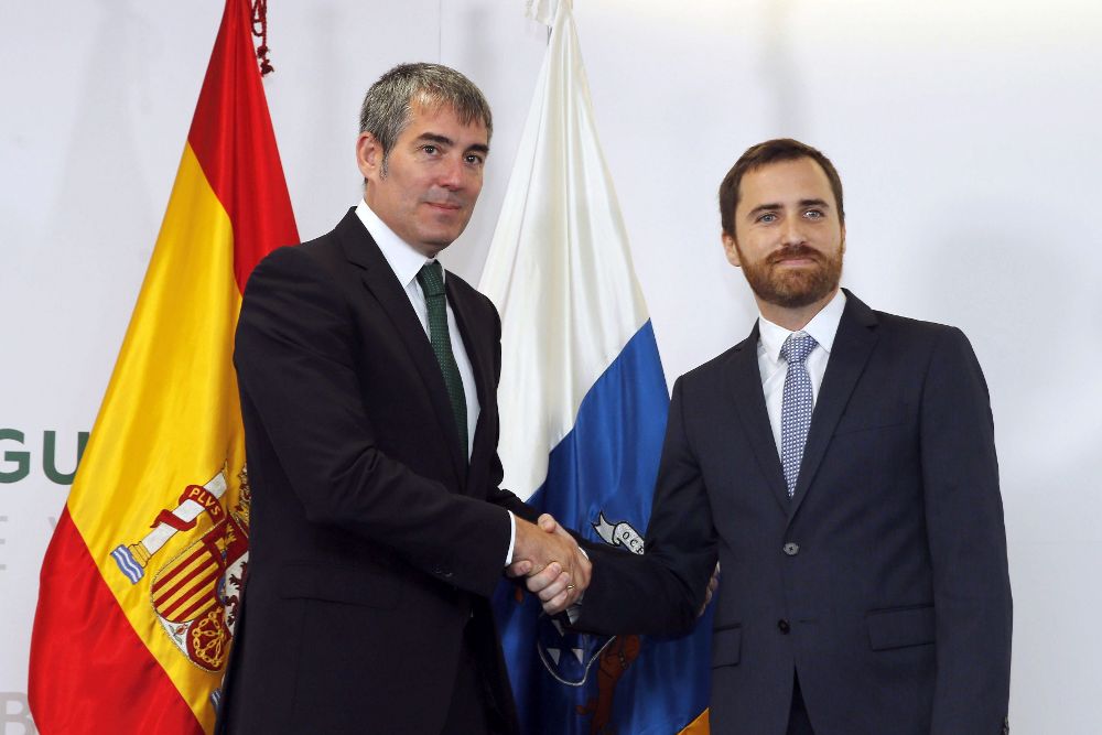 El consejero de Turismo del Gobierno de Canarias, Isaac Castellano (d)y Fernando Clavijo.