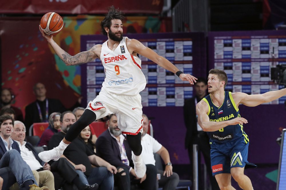 El base de la selección española de baloncesto Ricky Rubio (i) y el base de Eslovenia Aleksej Nikolic, durante el partido de semifinal del Eurobasket 2017 disputado hoy en el Sinan Erdem Arena de Estambul.