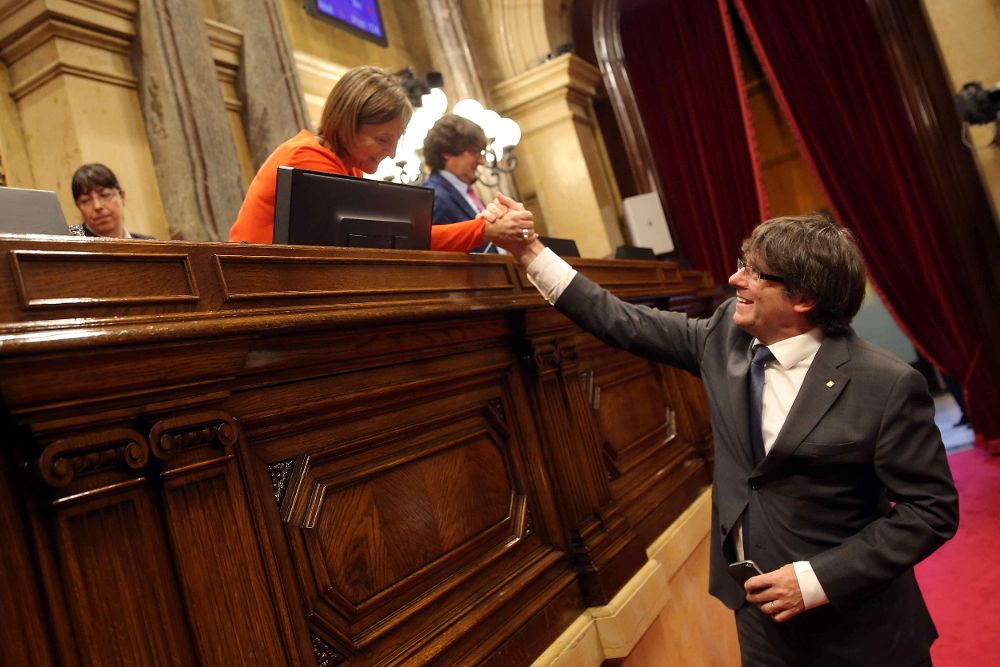 El presidente de la Generalitat Carles Puigdemont, saluda a la presidenta del Parlament Carme Forcadell.