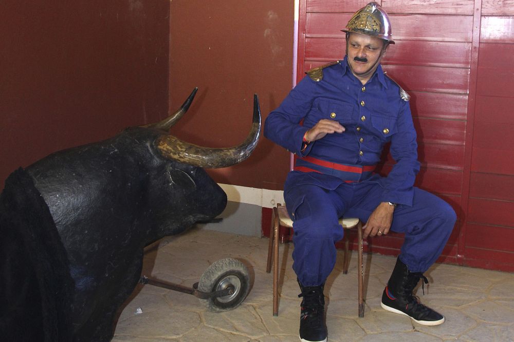 El Bombero Torero durante la despedida del espectáculo que, junto a sus enanitos, han venido desarrollando durante 90 años en la plaza de toros de Almodóvar del Campo, en Ciudad Real.
