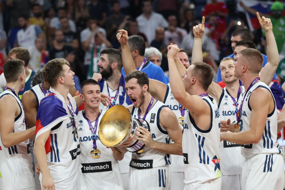 Goran Dragic (C) sostiene el trofeo de campeón de Europa en medio de la alegría de sus compañeros. 