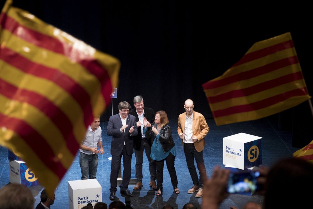 El presidente de la Generalitat, Carles Puigdemont (2ºi).